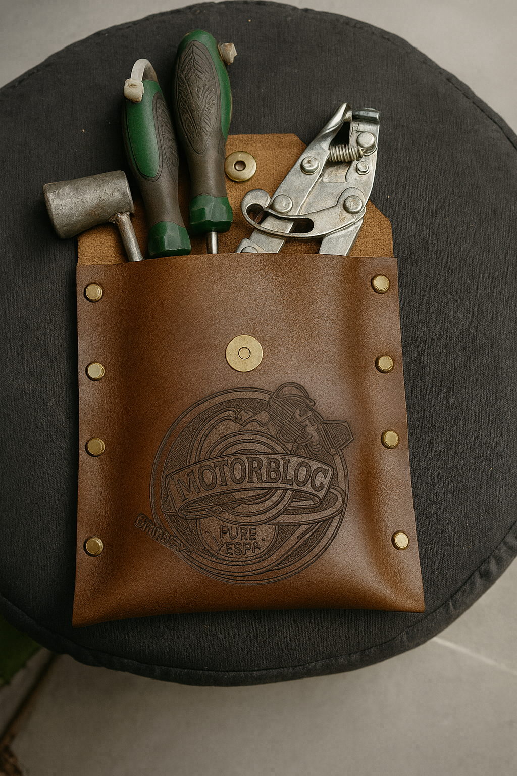 Funda Vintage de Cuero con Cierre Avispa y Grabado Premium