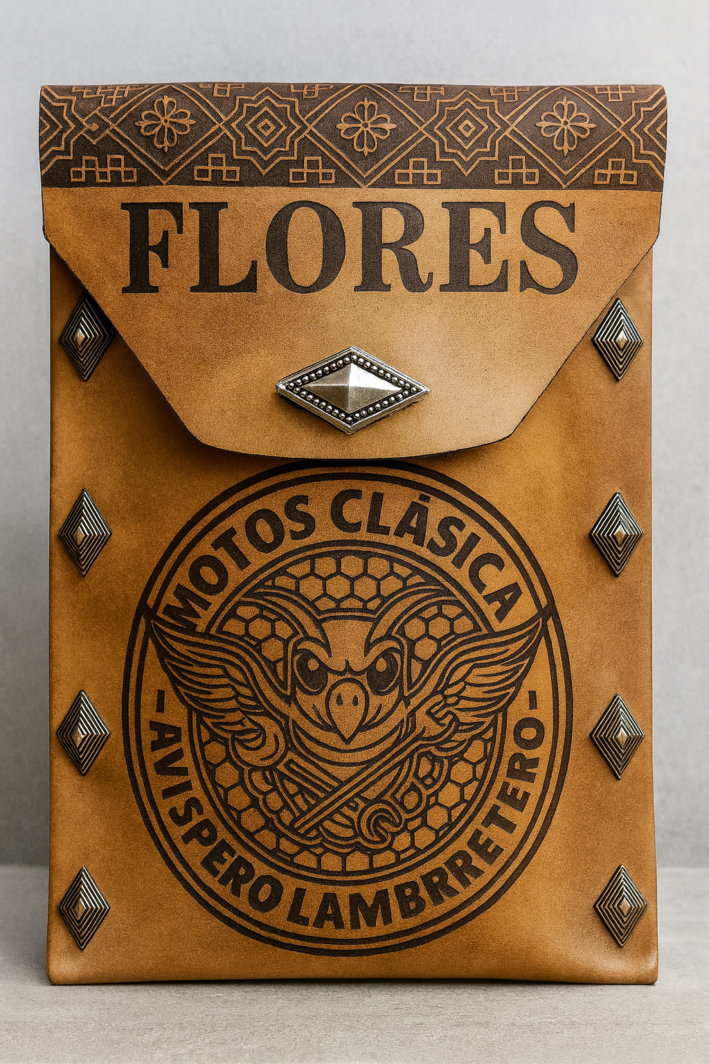 Funda en cuero, para Vespa, Lambretta o moto clásica. PERSONALIZADA. Doble grabado.