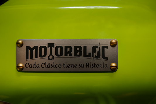 Placa personalizada rectangular en acero inoxidable 7x2 cm – Grabado premium con tornillos de latón