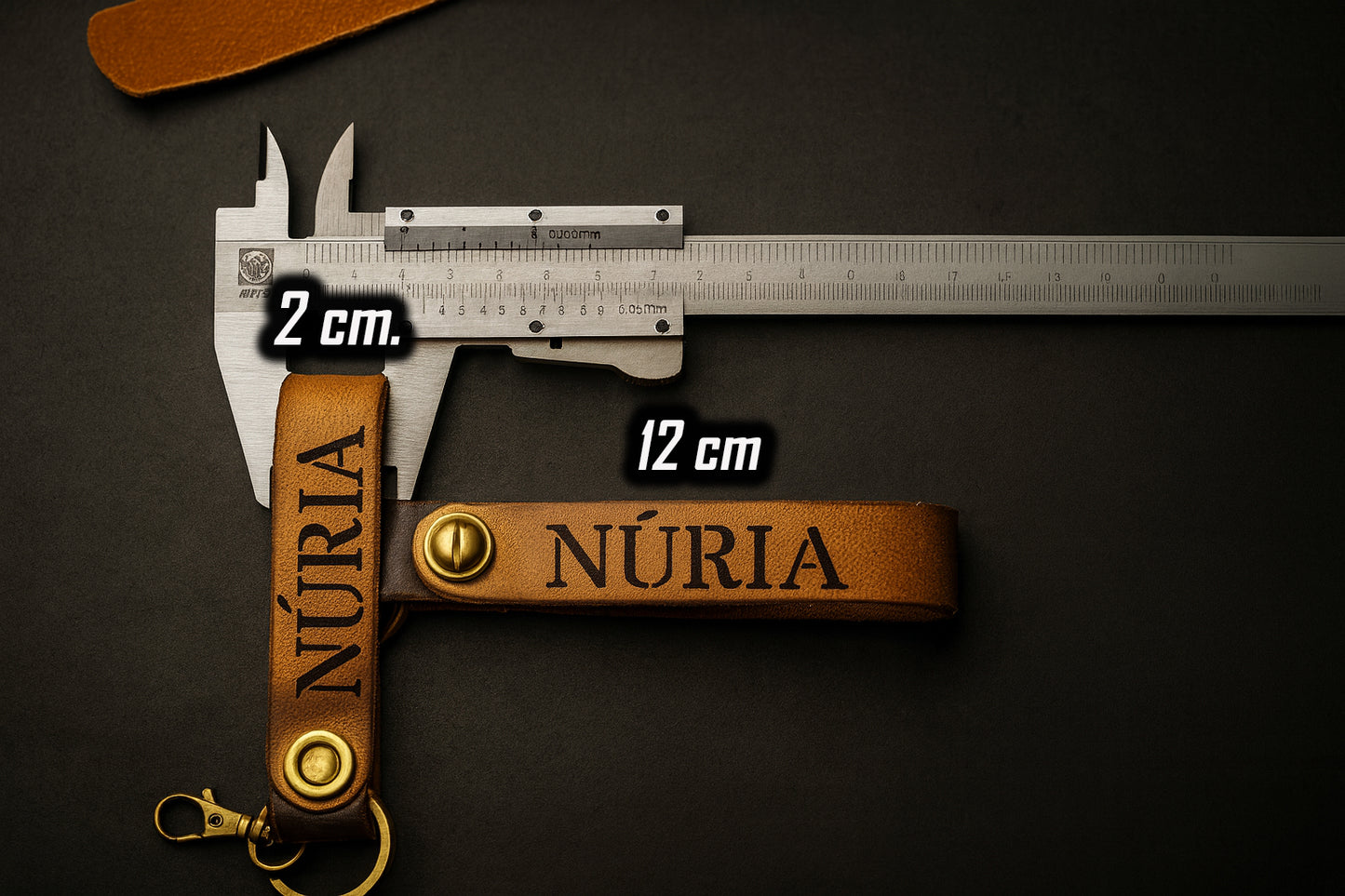 Llavero de piel personalizado – Marrón claro con tornillo de latón y mosquetón vintage