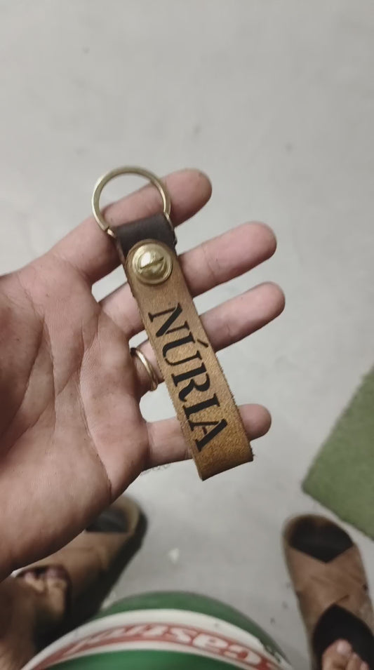 Llavero de piel personalizado – Marrón claro con tornillo de latón y mosquetón vintage